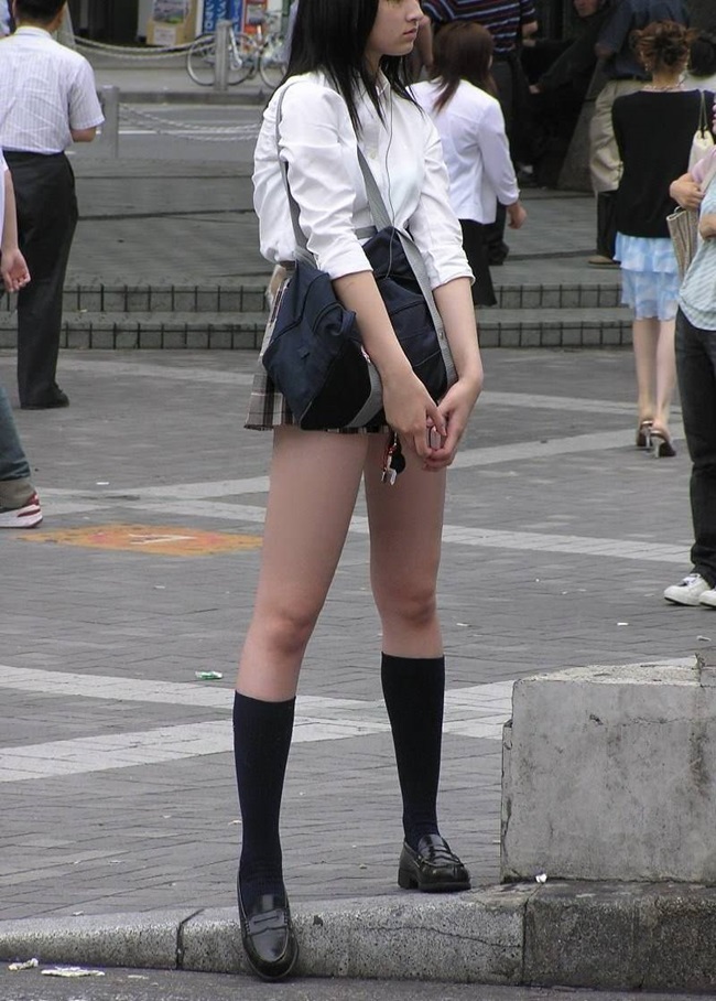 Nhật Bản nổi tiếng với kiểu váy đồng phục siêu ngắn. 