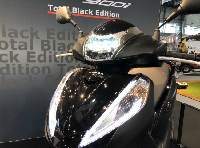Xuất hiện tại Motor Bike Expo 2020 mới diễn ra từ 16-19/1/2020, Honda SH tạo bất ngờ khi trình diện SH300i bản đen tuyền.