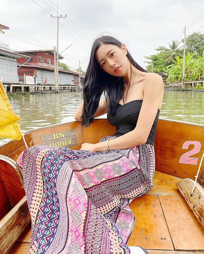 Trên trang cá nhân, biểu tượng gợi cảm Hàn Quốc chia sẻ nhiều hình ảnh đi du lịch sang chảnh ở Thái Lan. Trong ảnh, người đẹp mặc váy quây khoe thềm ngực đầy tận hưởng chuyến đi tại khu chợ nổi.