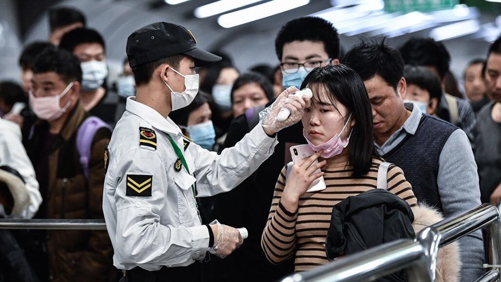 Tất cả hành khách đến và đi các sân bay, bến tàu ở Trung Quốc đều bị kiểm tra thân nhiệt.