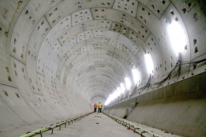 Theo Ban Quản lý đường sắt đô thị, sẽ có 17 đoàn tàu hoạt động trên tuyến metro số 1, trong đó mỗi tàu có 3 toa chở khách. Hiện nhà thầu Hitachi (Nhật Bản) đang sản xuất các đoàn tàu metro tại Nhà máy Kasado Island, thuộc tỉnh Yamaguchi (Nhật Bản). Trong đó, đang thử nghiệm hoàn chỉnh 2 đoàn tàu và theo kế hoạch, sẽ được nhập về TP HCM vào tháng 3-2020. Các đoàn tàu còn lại sẽ tiếp tục nhập về TP trong quá trình triển khai vận hành tuyến.