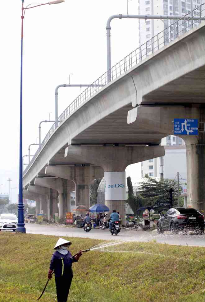 Tại buổi thăm và làm việc trên công trường tuyến metro số 1 ngày 13-1, Phó Chủ tịch UBND TP HCM Võ Văn Hoan đánh giá đây là công trình thế kỷ, hiện đại và qui mô lớn nhưng do chính TP HCM thực hiện.