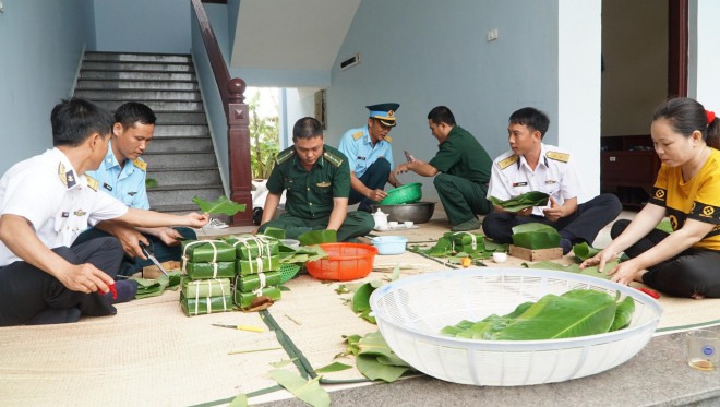 Hội thi gói bánh chưng ở đảo Trường Sa. Ảnh: Cao Tuân