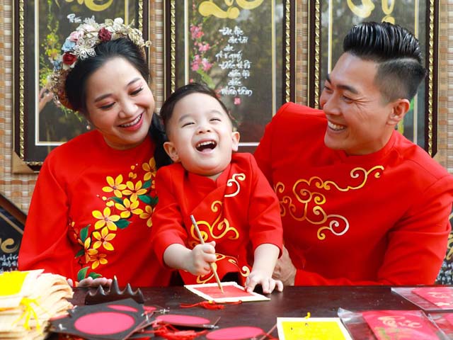 "Hoàng tử xiếc" Quốc Cơ dẫn vợ bầu hơn 8 tháng du xuân tại đường hoa Nguyễn Huệ