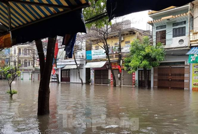 Nhà dân tại Nam Định đóng kín vì mưa ngập - Ảnh: Hoàng Long