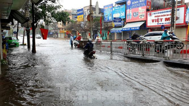 Khu vực chân cầu Đò Quan bji ngập sâu trong nước - Ảnh: Hoàng Long