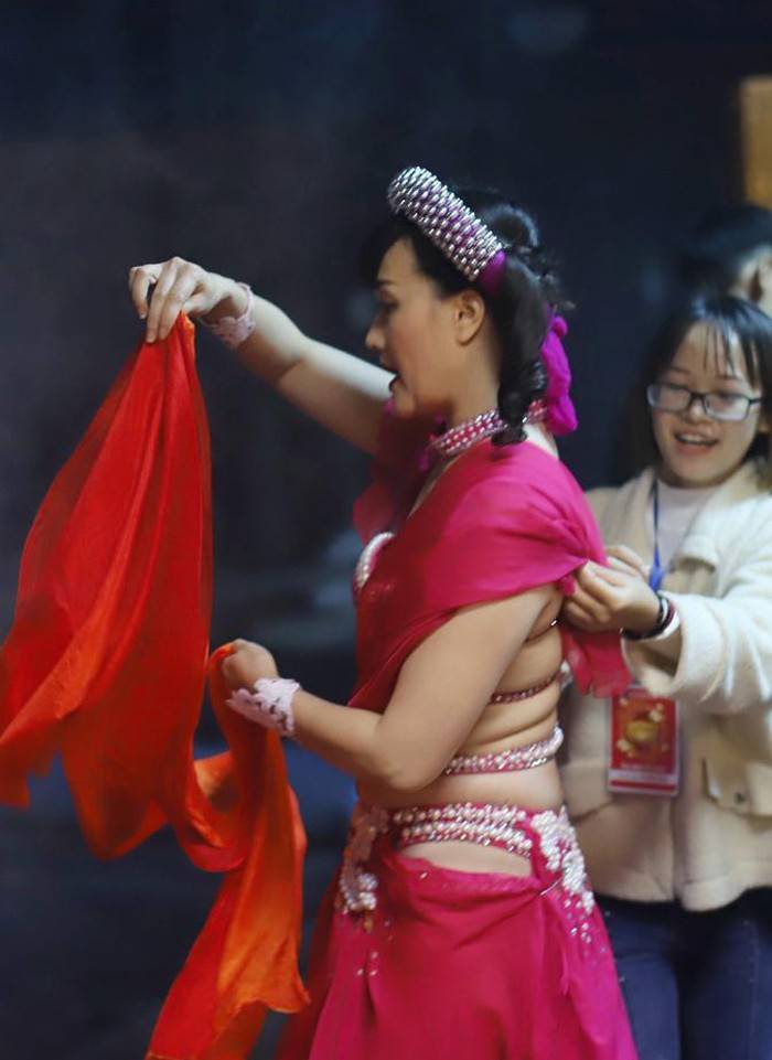 Nghệ sĩ Vân Dung với trang phục diễn "mát mẻ", khán giả ví vui như bánh Tét ngày Tết.