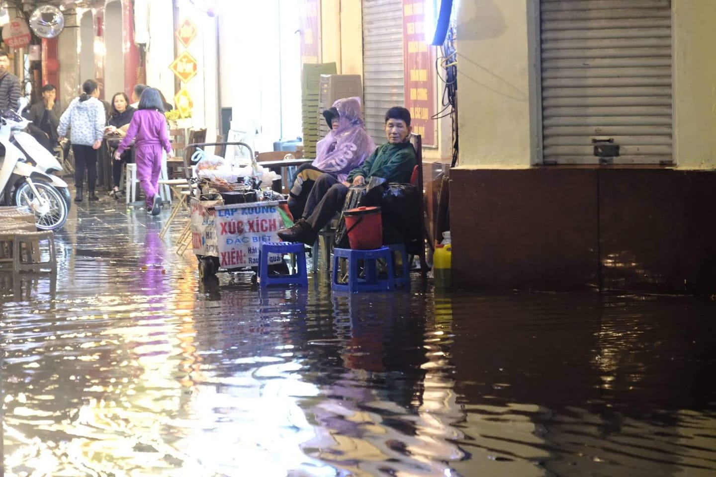 Mưa lớn, ngập lụt đã ảnh hưởng đến việc buôn bán, đón giao thừa của người dân.