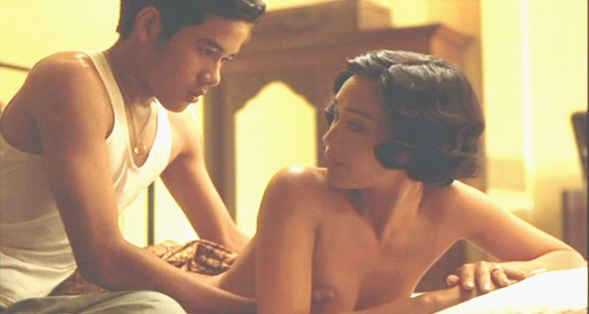 Trong "Jan Dara", Chung Lệ Đề vào vai người mẹ kế xinh đẹp tìm mọi cách để quyến rũ cậu con trai mới lớn của chồng. Phim có nhiều cảnh khỏa thân táo bạo của mỹ nhân gốc Việt.
