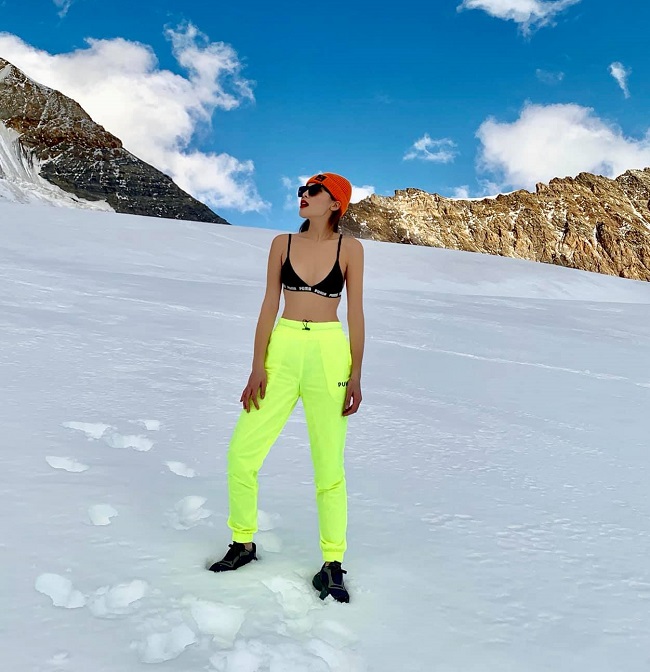 Cuối năm 2019, hoa hậu Kỳ Duyên gây chú ý khi khoe dáng ở núi cao phủ tuyết trắng tại Thụy Sỹ.