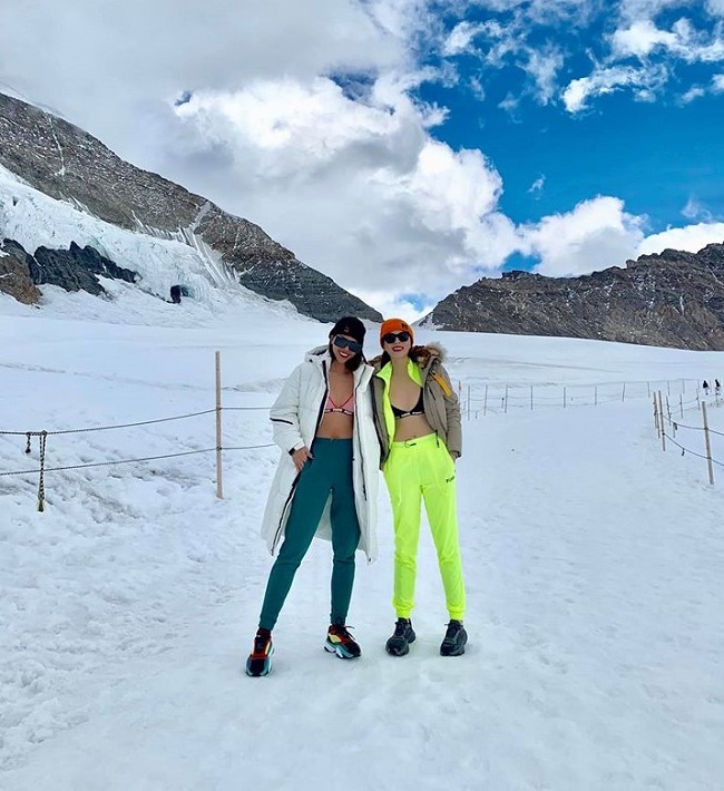 Minh Triệu và Kỳ Duyên cùng cởi áo khoe dáng áo tắm giữa núi tuyết trắng trong chuyến du lịch Thụy Sỹ. . 