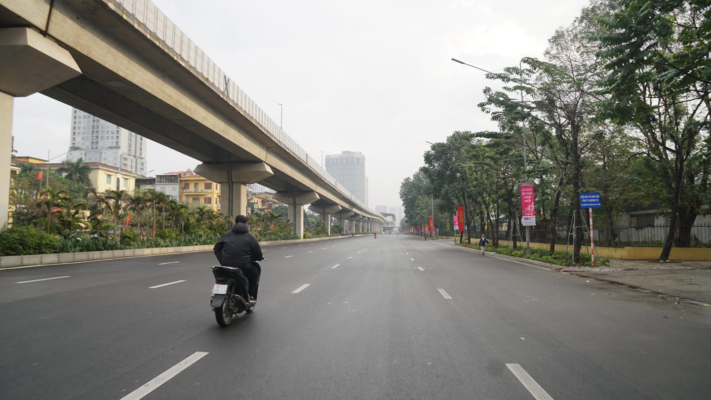 Người ta khó nhận ra hình ảnh đường Nguyễn Trãi vốn quen thuộc. Không còn cảnh phương tiện giao thông đông đúc, hỗn loạn dù đang là giờ cao điểm. Ảnh chụp lúc 8h sáng.