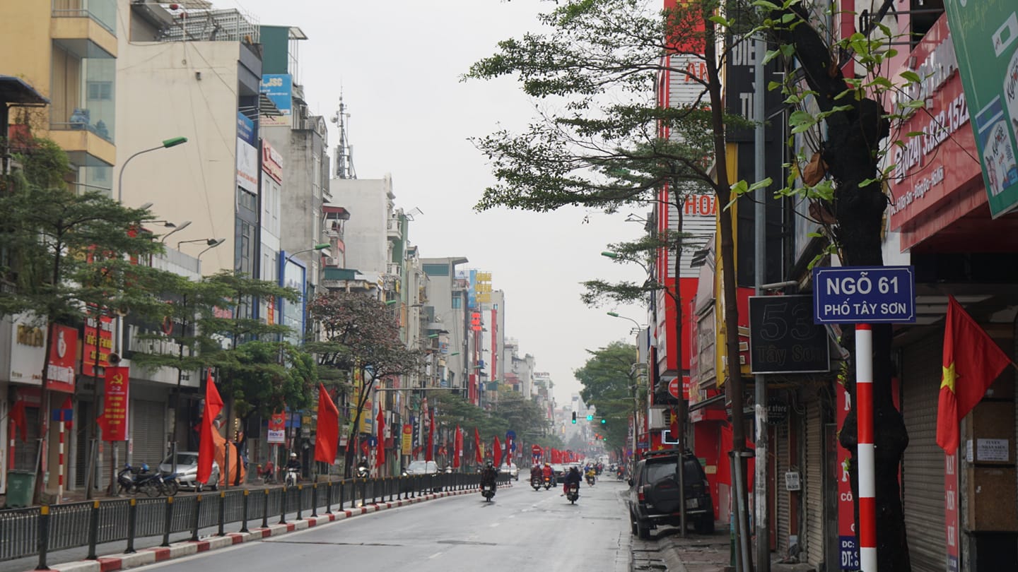 Phố Tây Sơn hằng ngày là điểm đen về ùn tắc giao thông. Thế nhưng, sáng mùng 1 Tết, con phố này thưa thớt người qua lại.