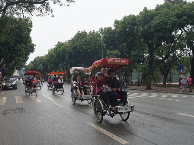 Khung cảnh thanh bình đến lạ ở Hà Nội, Sài Gòn sáng mùng 1 Tết Canh Tý 2020
