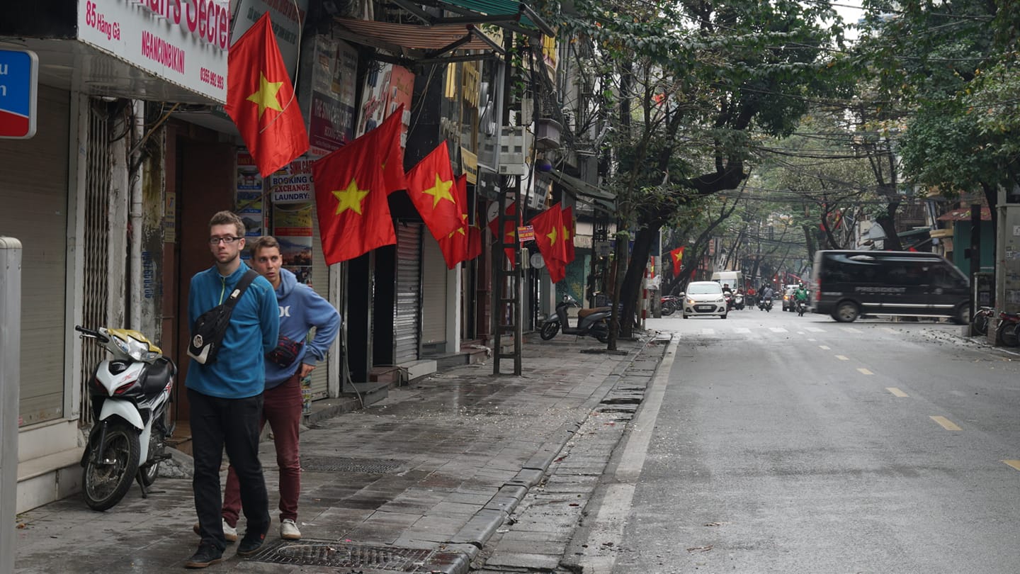 Khung cảnh sáng mùng 1 Tết ở Hà Nội thanh bình đến lạ, không còn cảnh xô bồ ngày thường. Người dân, du khách thoải mái dạo bước ngắm phố phường.