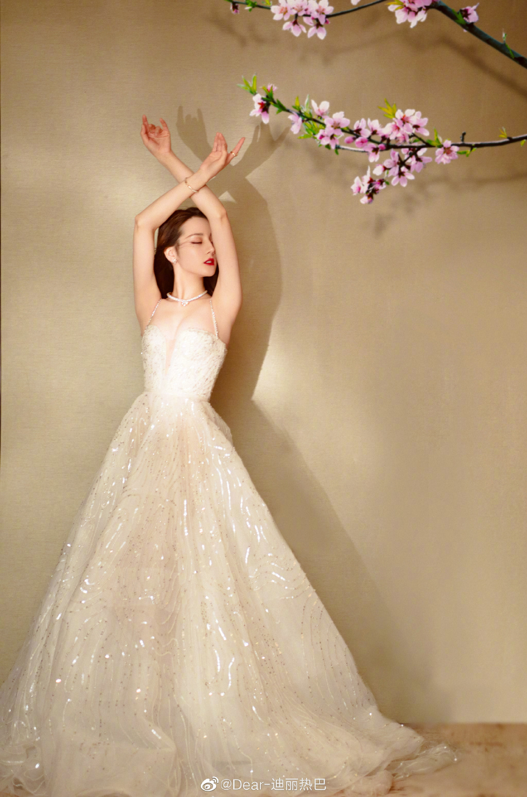 NSTT: Váy cưới Hoa Tử Đằng và Trong Sáng sắp ra mắt