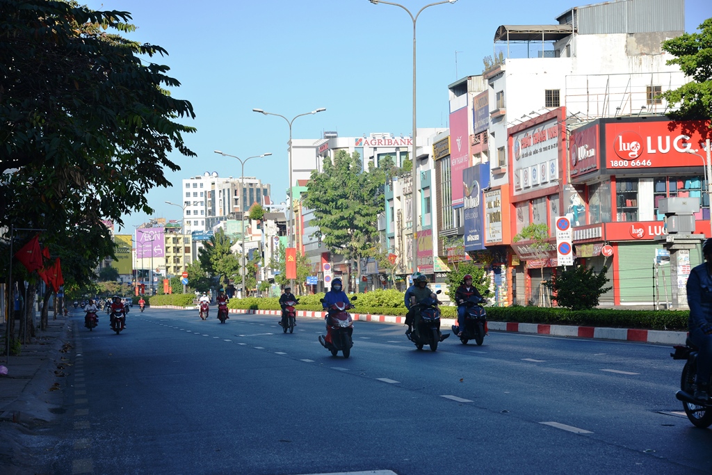 Đường phố TP.HCM như khoác lên chiếc áo mới của ngày đầu năm. Cảnh kẹt xe thường ngày trên đường đã không còn mà thay vào đó là đường phố tĩnh lặng, người đi xe máy thong thả chạy trên đường, tận hưởng không khí đất trời vào xuân. Những hàng cây cổ thụ hai bên đường rợp màu xanh.