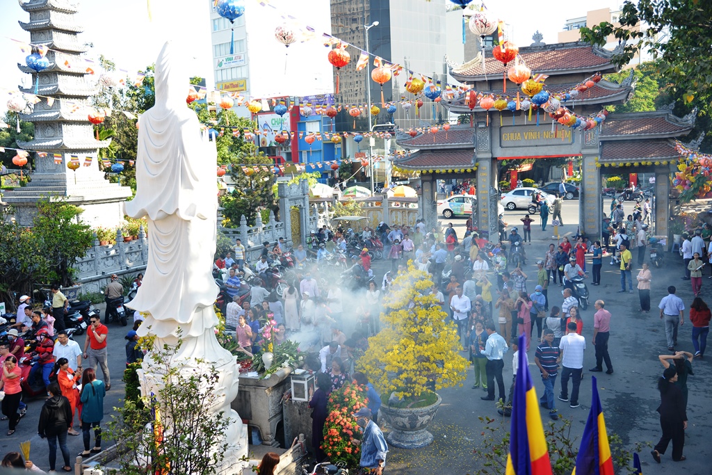 Đầu năm, nhiều người dân đi lễ tại chùa Vĩnh Nghiêm để cầu cho gia đình được bình an, mong mọi điều tốt lành đến với bản thân và gia đình trong năm mới.