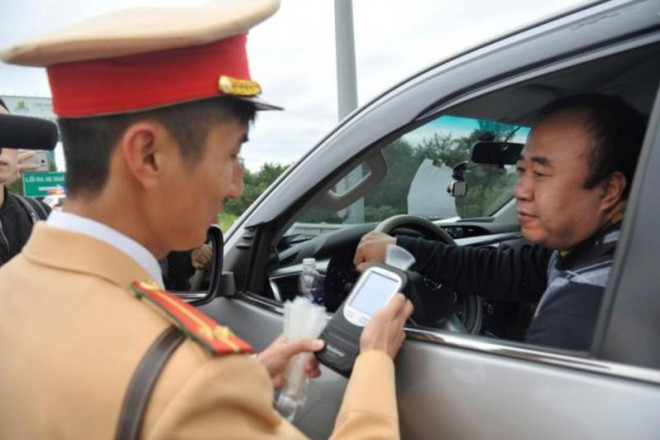 Lực lượng CSGT kiểm tra nồng độ cồn với các tài xế trên cao tốc. Ảnh: HẢI MINH