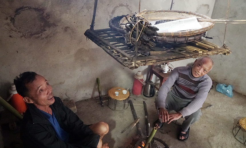 Trong bếp của người Dao Tiền lúc nào cũng có sẵn thịt chuột treo khô để bảo quản được lâu.