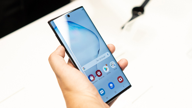 Galaxy Note 10 có hai cạnh bên uốn cong tinh tế.