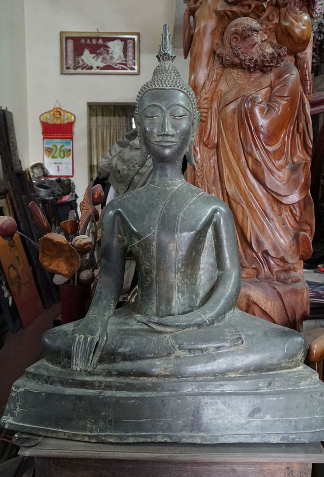 Bức tượng Phật tổ Buddha ông Hinh mua từ Thanh Hóa cách đây hơn chục năm. Bức tượng làm bằng đồng, nặng hơn 1 tạ, chiều cao 1,3m.