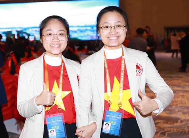 Đặng Ngọc Phương Trinh (phải) và chị gái là Đặng Thu Hiền đã đại diện Việt Nam tham gia cuộc thi Siêu trí nhớ Thế giới lần 30.