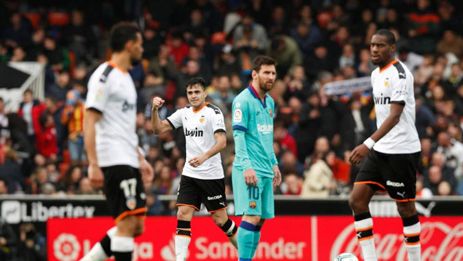 Messi "bất lực" trong ngày Barcelona thua 0-2 trên sân Mestalla
