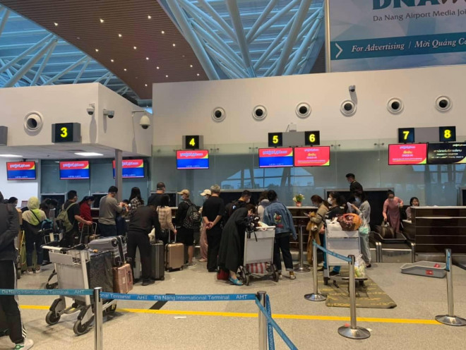 Đoàn khách Vũ Hán làm thủ tục tại sân bay Đà Nẵng để về Trung Quốc