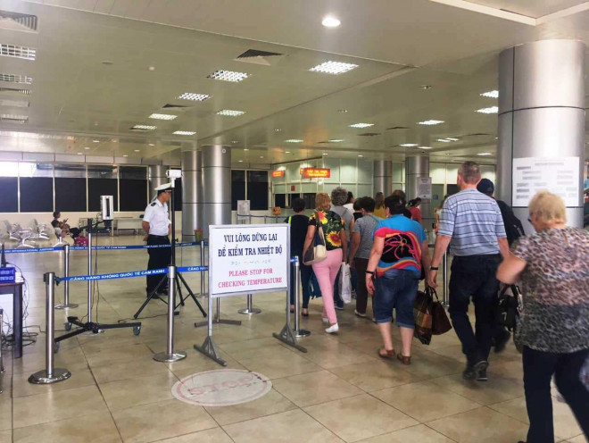 Hiện nay, các du khách khi đến Khánh Hòa bằng đường hàng không đều được kiểm tra nhiệt độ