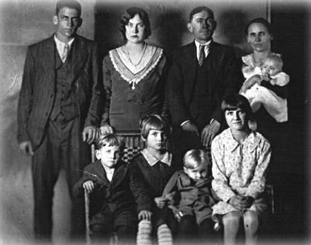 Hàng trên từ trái sang: Arthur, Marie, nghi phạm Charles, người vợ Fannie đang bế con gái Mary Lou. Hàng dưới từ trái sang: James, Maybell, Raymond, Carrie.
