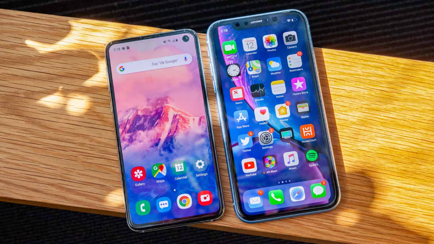 Cùng phân khúc giá nên chọn Galaxy S10e hay iPhone XR du xuân &#34;đã&#34; hơn? - 2