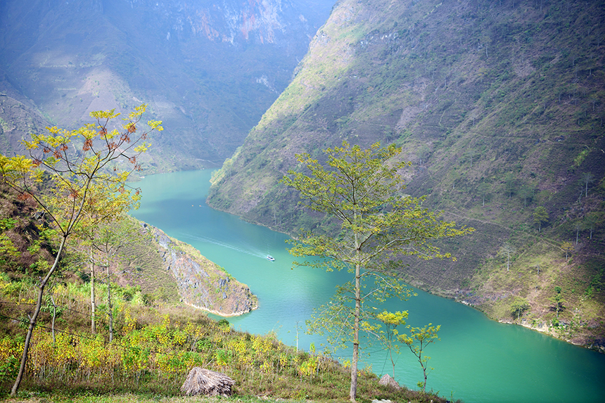 Sông Nho Quế màu xanh ngọc bích như một dải lụa mềm ôm lấy những chân núi đá cao sừng sững ở Hà Giang.