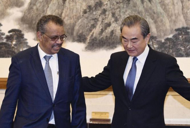 Tổng giám đốc WHO Tedros Adhanom Ghebreyesus trong cuộc gặp Ngoại trưởng Trung Quốc Vương Nghị. (Ảnh: Xinhua)