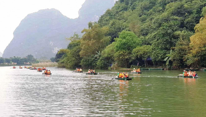 Du khách du ngoạn trên sông để ngắm cảnh đẹp của Tràng An