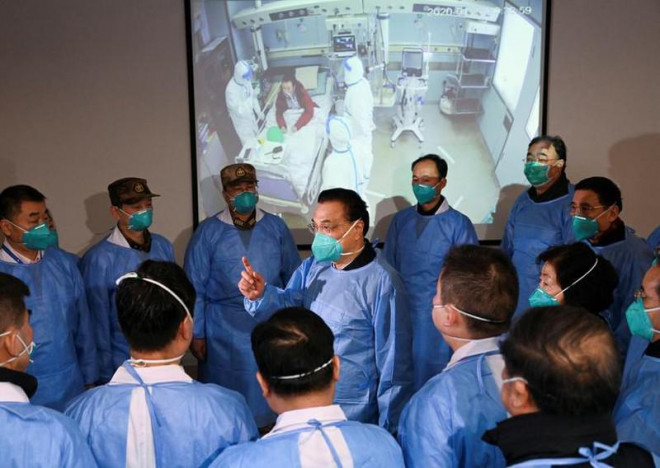 Thủ tướng Trung Quốc Lý Khắc Cường
tới thăm bệnh viện&nbsp;Jinyintan ở Vũ Hán, Hồ Bắc để chỉ đạo tình
hình đối phó với dịch bệnh viêm phổi do virus corona.