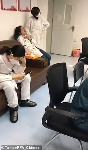 Video: Bác sĩ ở tâm dịch Vũ Hán gào khóc, quát cả sếp vì áp lực? - 1