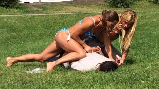 Bức ảnh nữ cảnh sát mặc bộ bikini nóng bỏng đang hạ gục tên trộm được người dân chụp lại.