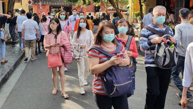 Khách du lịch Hội An đeo khẩu trang kín mít vì lo sợ dịch bệnh