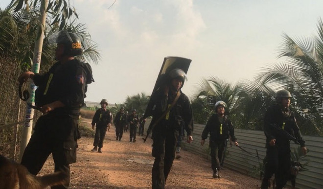 Lực lượng công an đang bao vây truy bắt Lê Quốc Tuấn tại huyện Củ Chi. Ảnh: Nguyễn Yên