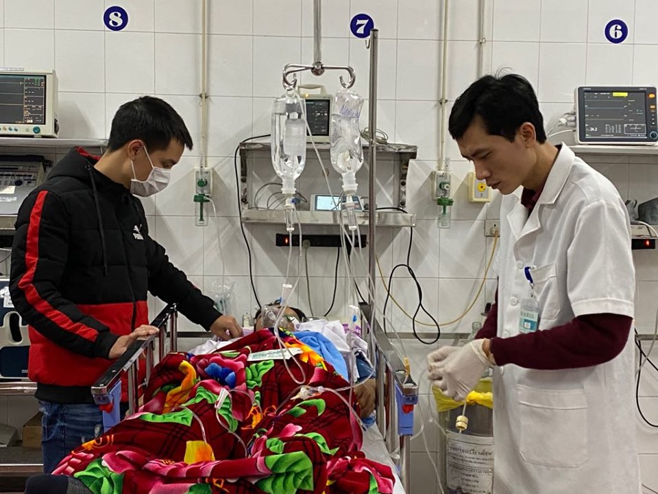 Các bác sĩ BV Việt Đức cấp cứu cho bệnh nhân tai nạn giao thông ngày mùng 5 Tết Nguyên đán