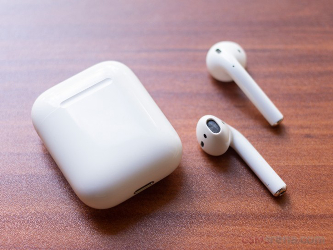 Tai nghe AirPods của Apple được chào đón nồng nhiệt.