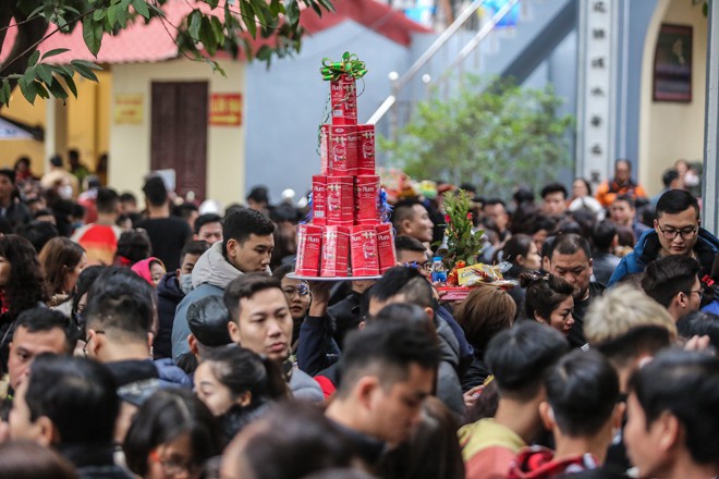 Tránh va chạm với người xung quanh, du khách hành hương bắt buộc phải nâng mâm lễ lên cao hoặc đội lên đầu.