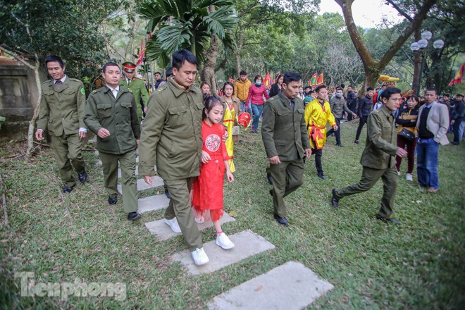 "Tướng bà" nhanh chóng đưa đến đền Trình làm lễ.