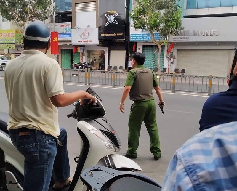 Lực lượng công an đang phong tỏa tuyến đường xảy ra vụ việc. Ảnh: MXH