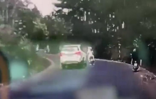 Camera hành trình của một chiếc ô tô đi phía sau ghi lại cảnh chiếc ô tô chuẩn bị tông vào xe máy.