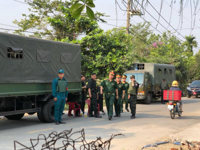 Cảnh sát cơ động vẫn tiếp tục chốt chặn tại khu vực nghi Tuấn lẫn trốn. Ảnh: N.Yên