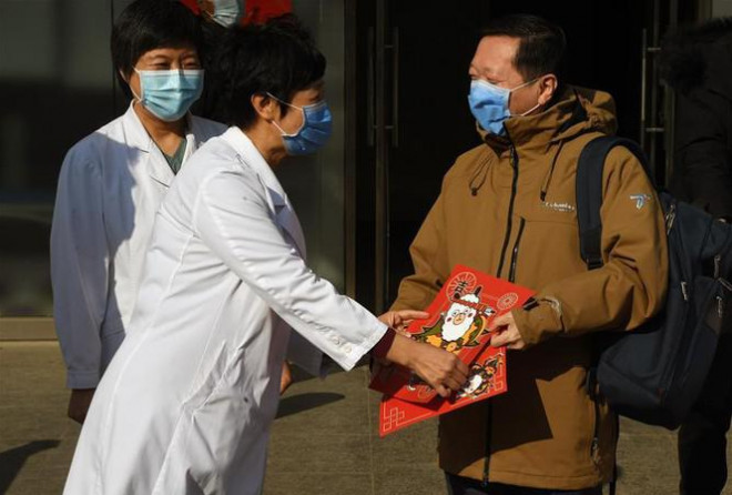 Giám đốc Bệnh viện Bắc Kinh (trái) ngày 30/1 tặng tranh chữ Phúc cho bệnh nhân nhiễm coronavirus mới – ông Wang Guangfa (Trưởng khoa Phổi – Bệnh viện Đệ nhất thuộc Đại học Bắc Kinh. Ảnh: Xinhua.