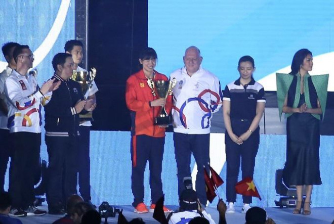 Ánh Viên nhận cúp dành cho Nữ VĐV xuất sắc nhất SEA Games 30