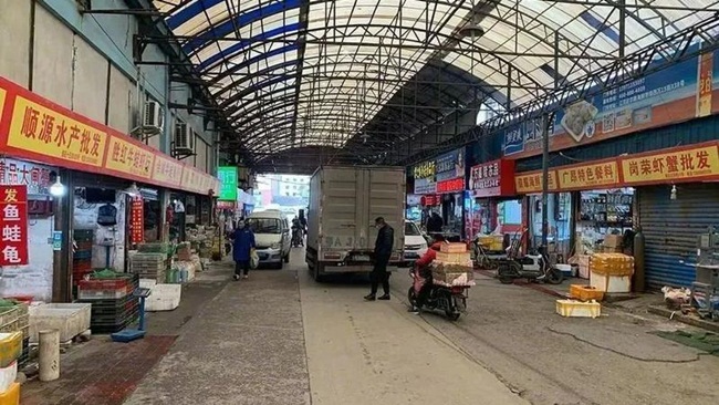 Sau khi đóng cửa, khu chợ này cũng như nhiều nơi khác ở Vũ Hán rất vắng lặng và không ai tới gần.